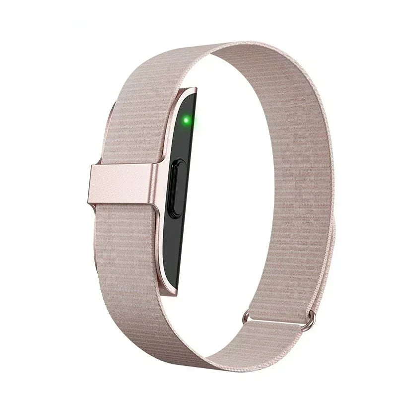 Beiger Fitness-Tracker mit Stoffarmband, schlankes Design, Gesundheitsüberwachung, Smartwatch.