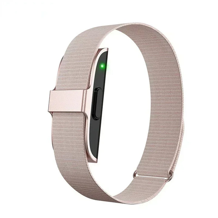 Beiger Fitness-Tracker mit Stoffarmband, schlankes Design, Gesundheitsüberwachung, Smartwatch.