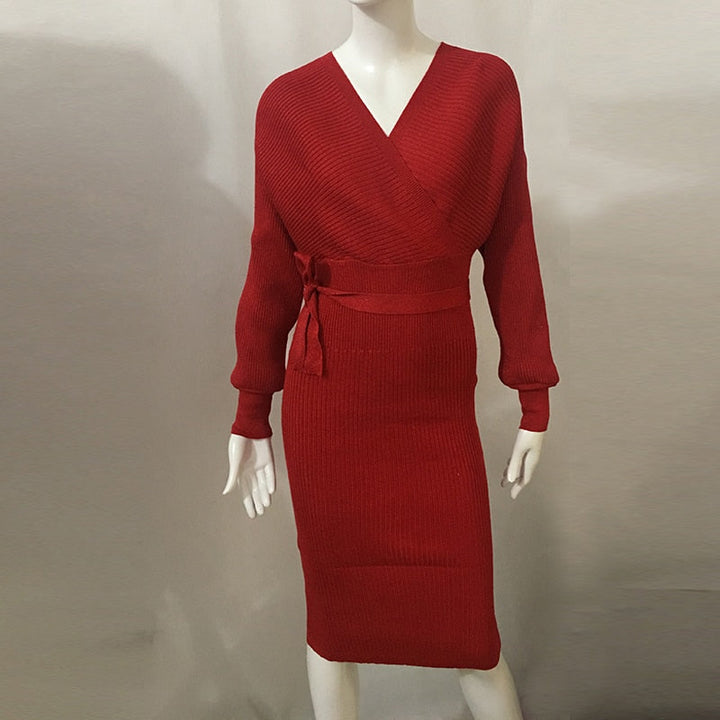Rotes Strickkleid Damen, V-Ausschnitt, Langarm, Wickeloptik, elegant, Herbstmode.