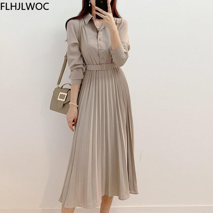 Damenkleid beige, langärmelig, plissiert, mit Gürtel, elegant, Büro-Mode, Herbstkleidung.