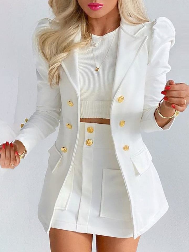 Eleganter weißer Blazer mit goldenen Knöpfen, Damenmode, Business-Outfit, stilvoller Look.
