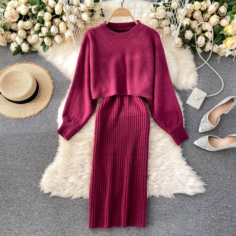Damen Strickkleid Set, weinrot, langärmelig, gerippt, elegant, Herbstmode, auf Teppich.