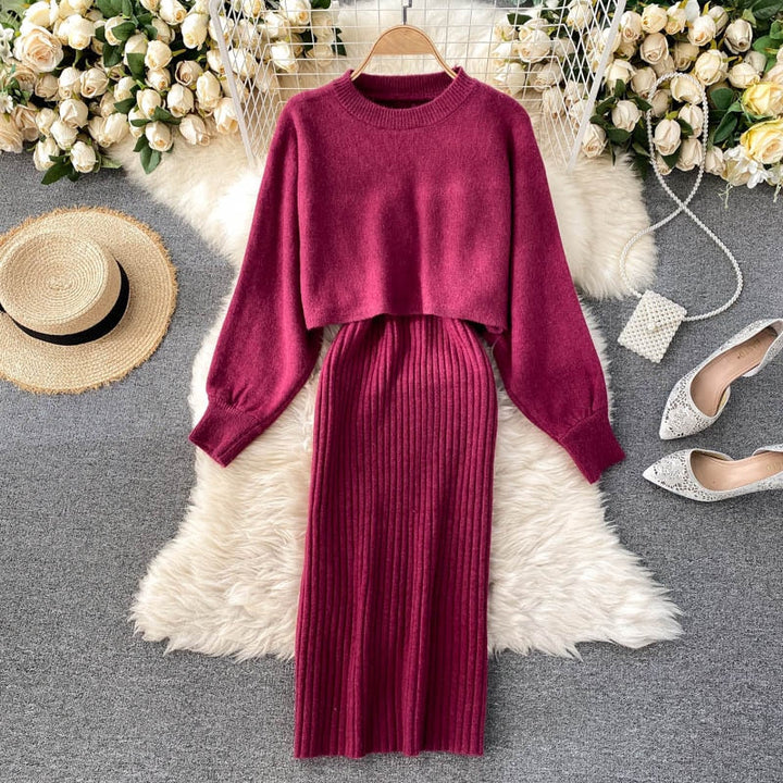Damen Strickkleid Set, weinrot, langärmelig, gerippt, elegant, Herbstmode, auf Teppich.