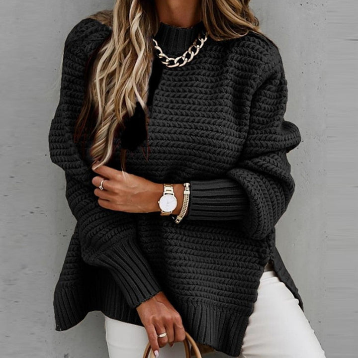Frau in schwarzem Strickpullover, goldene Kette, Armbanduhr, modisch, elegant, Herbstmode.