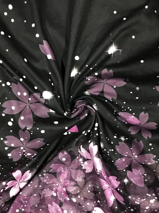 Schwarzer Stoff mit lila Blumenmuster, glänzend, für Bekleidung und Dekoration.