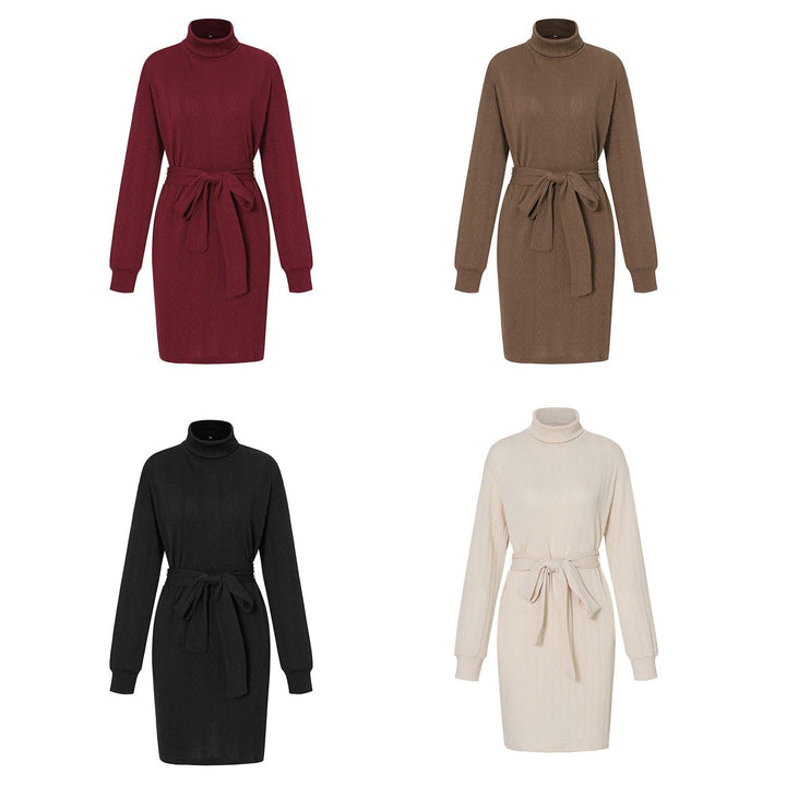 Vier Rollkragenkleider mit Gürtel in Rot, Braun, Schwarz und Weiß, Damenmode, Herbst/Winter.