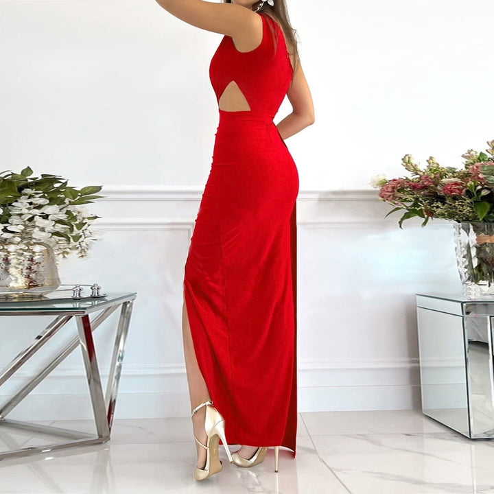 Frau im eleganten roten Abendkleid mit Rückenausschnitt, Blumenarrangement im Hintergrund.
