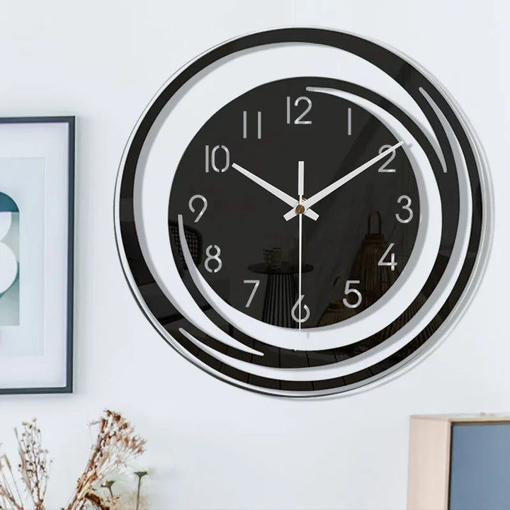 Schwarze Wanduhr mit modernem Design, runden Ziffern und weißen Akzenten im Wohnzimmer.
