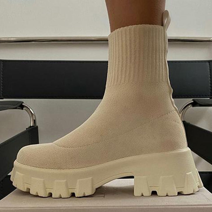 Beige Damenstiefel mit dicker Sohle, gestricktes Material, modisch, bequem, urbaner Stil.