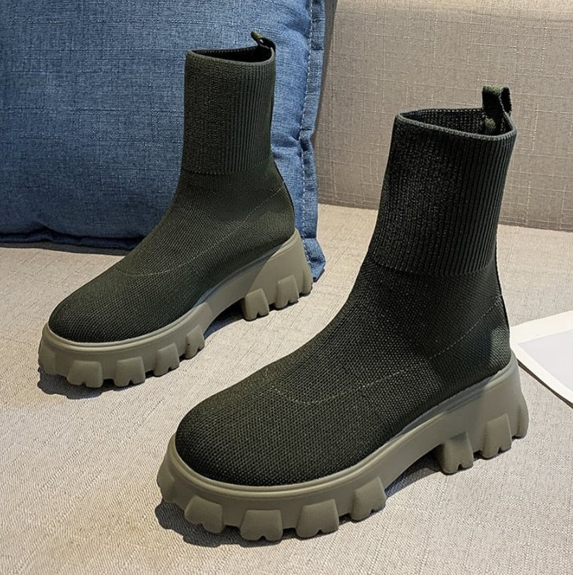 Dunkelgrüne Strickstiefel mit dicker Sohle, modische Damenstiefel, bequem und stilvoll.
