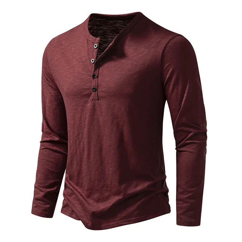 Vínově červené Henley triko s dlouhým rukávem vyfocené šikmo z boku, vidět čtyři knoflíky u výstřihu. 12