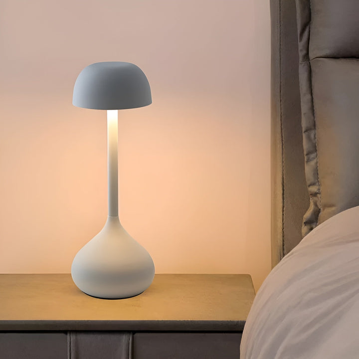 Moderne weiße Tischlampe auf Nachttisch, minimalistisches Design, Schlafzimmerbeleuchtung.