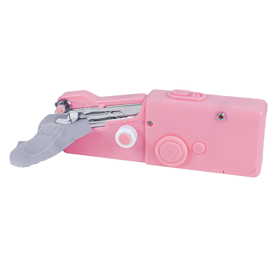 Tragbare rosa Handnähmaschine, kompakt, ideal für schnelle Näharbeiten unterwegs.