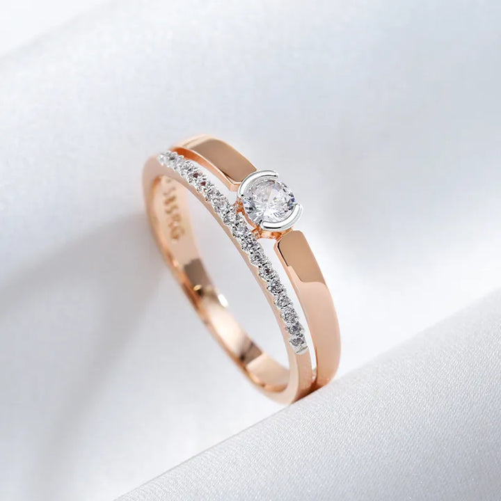 Roségoldener Verlobungsring mit Diamant, elegantes Design, funkelnde Zirkonia-Steine.