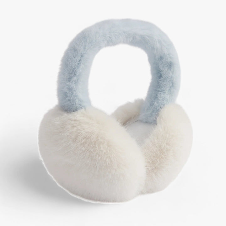 Hellblaue und weiße flauschige Ohrenschützer, Winteraccessoire, warm und stilvoll.