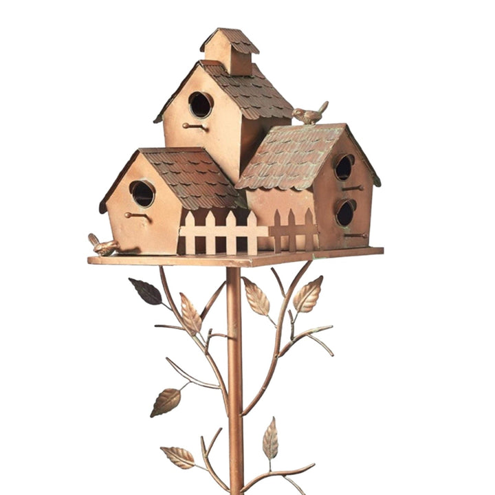 Dreistöckiges Vogelhaus aus Holz mit Schindeldach und dekorativen Vögeln auf Metallständer.