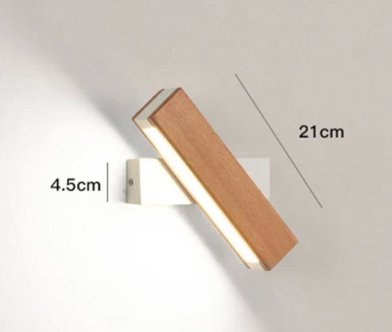 Rozměrový nákres lampy s bílým držákem: délka dřevěné lišty 21 cm a výška 4,5 cm. 4