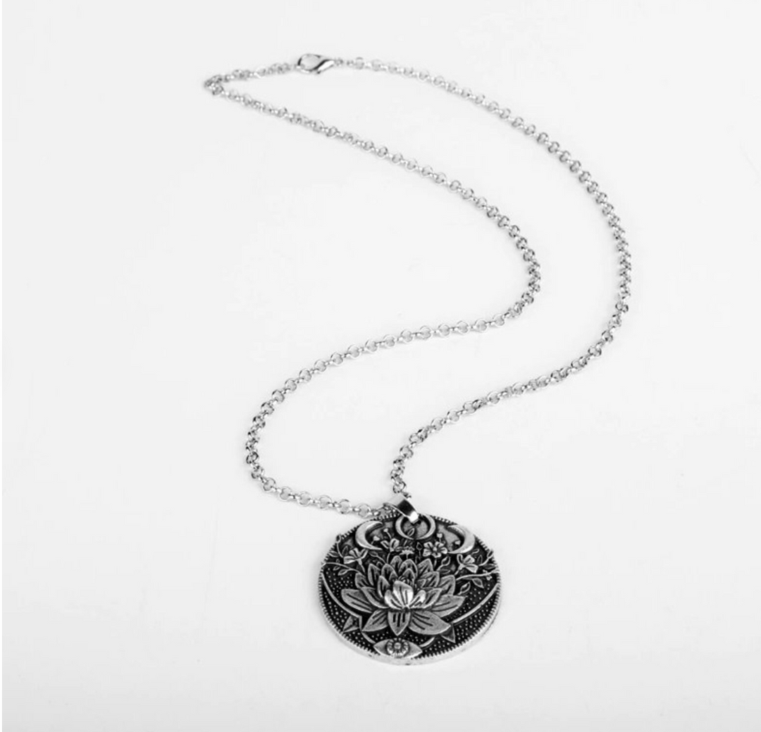 Silberne Halskette mit rundem Lotus-Anhänger, filigranes Design, Schmuck für Damen.