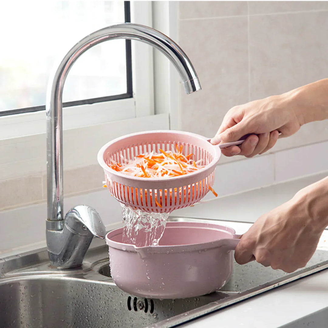 Rosa Siebkorb-Set aus Kunststoff, ideal zum Abtropfen von Gemüse in der Küche.