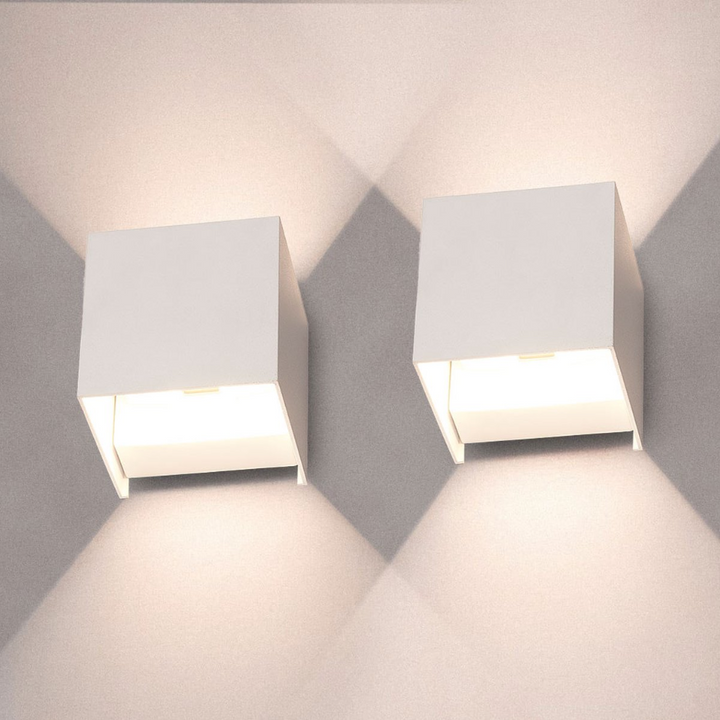 Zwei moderne weiße Wandleuchten, quadratisch, minimalistisch, Innenbeleuchtung, Wandmontage.