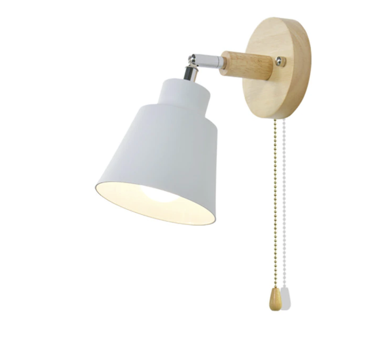 Weiße Wandleuchte mit Holzdetails und Zugschalter, modernes Design, Innenbeleuchtung.