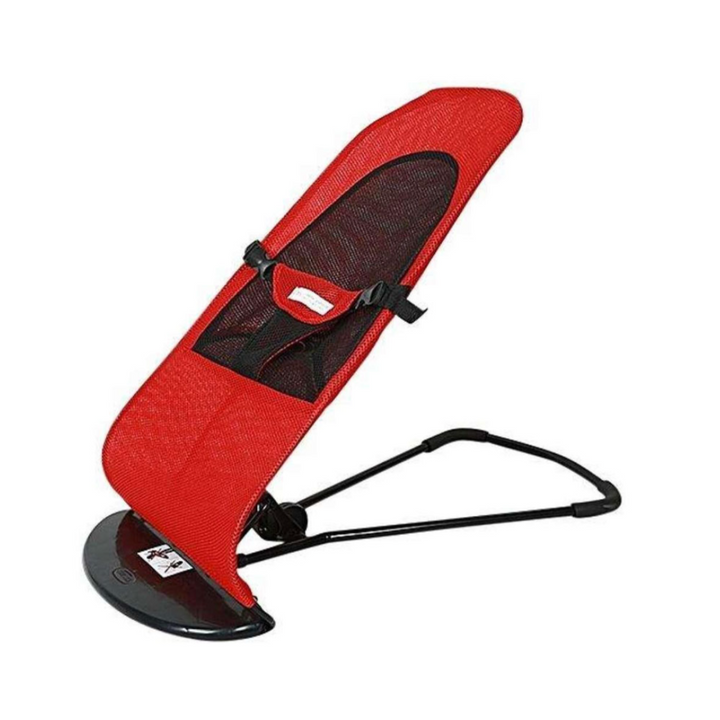 Roter Babywipper aus Netzstoff, ergonomisch, faltbar, mit schwarzem Metallgestell.