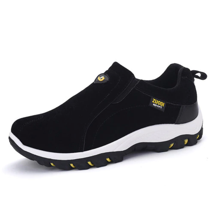 Schwarzer Herren-Sneaker, rutschfest, atmungsaktiv, sportlich, mit gelben Akzenten.