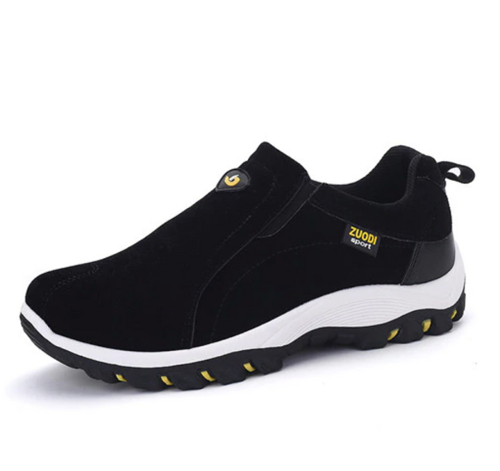Schwarzer Herren-Sneaker, rutschfest, atmungsaktiv, sportlich, mit gelben Akzenten.