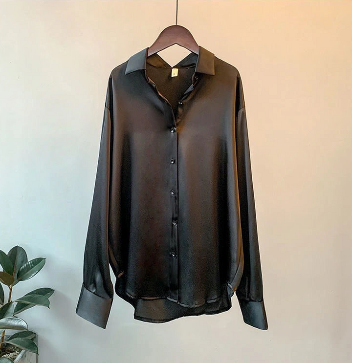 Schwarze Seidenbluse, langärmelig, Knopfleiste, elegantes Design, Damenmode, hängend.