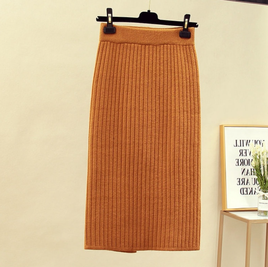 Gerippter, brauner Strickrock, knielang, aus Wolle, elegant, Herbstmode, Damenbekleidung.