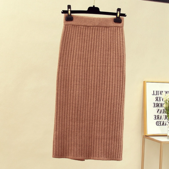 Beiger Strickrock, gerippt, knielang, Damenmode, elegant, Herbst-Winter, bequem, stilvoll.