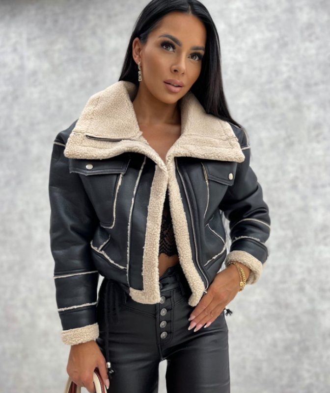 Frau in schwarzer Lederjacke mit Fellkragen, modisch, elegant, Wintermode, Damenbekleidung.
