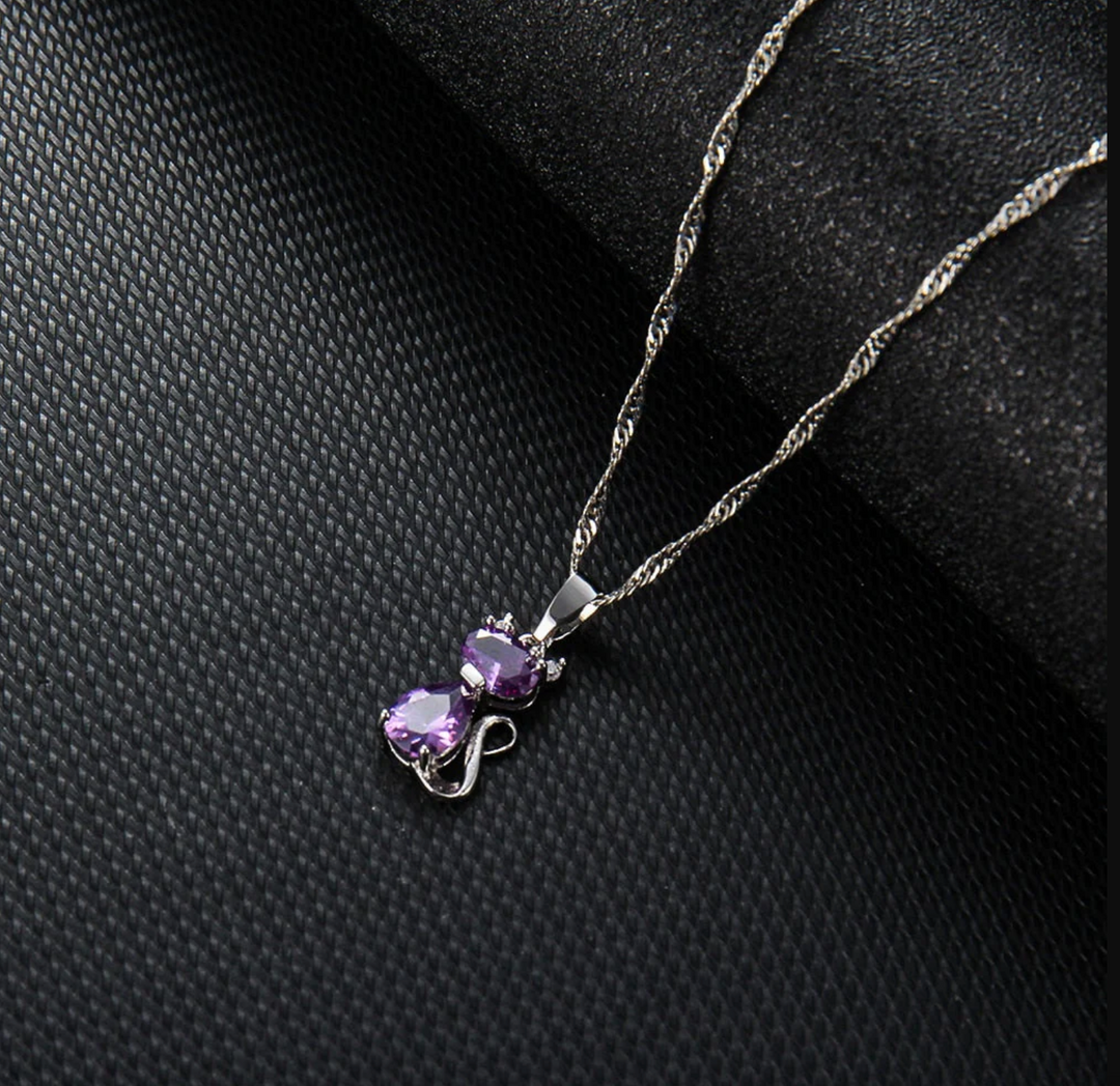 Silberne Halskette mit lila Katzenanhänger, elegantes Schmuckdesign, Damenaccessoire.