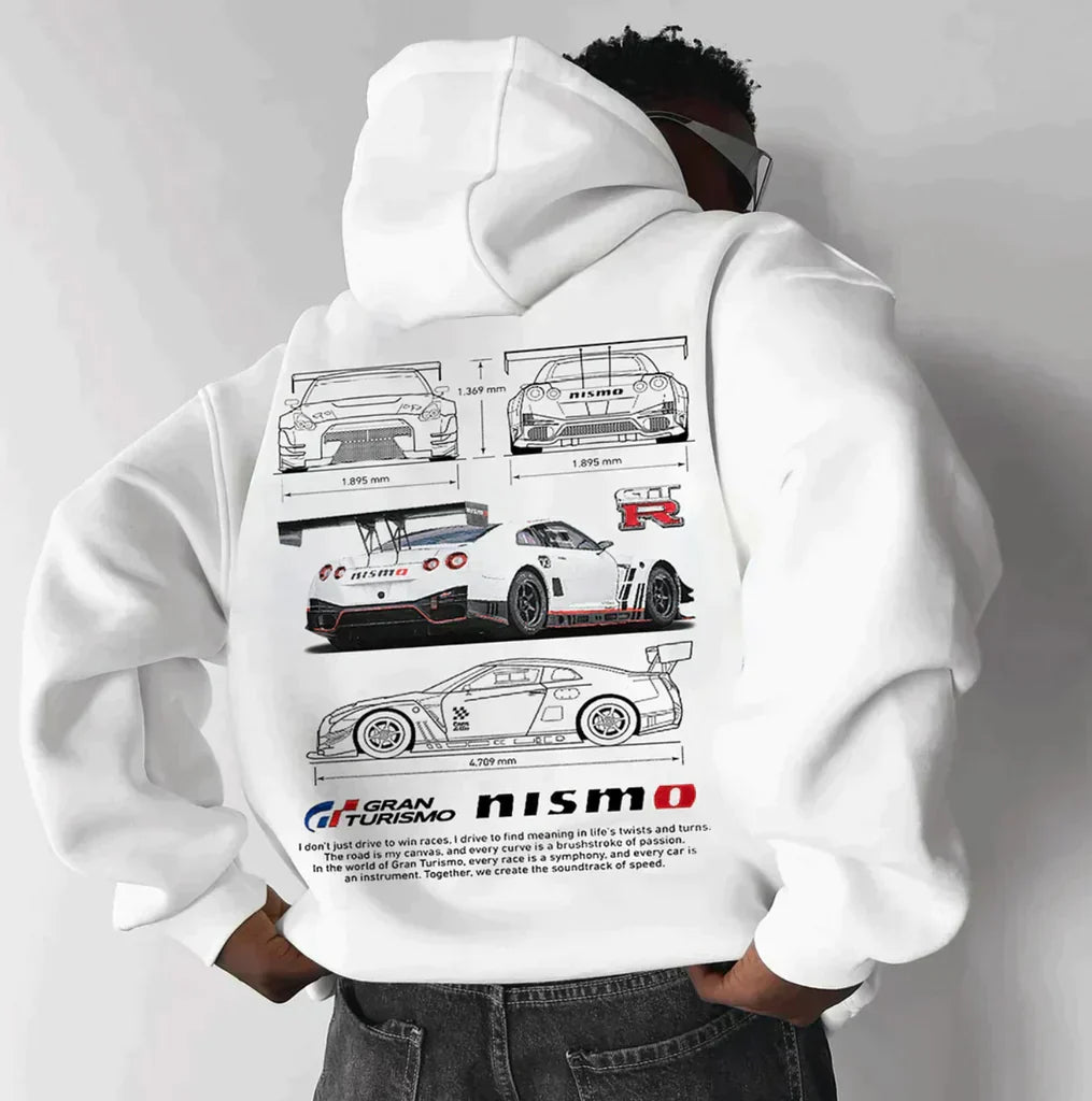 Mann trägt weißen Gran Turismo Nismo Hoodie mit Auto-Design, Rückansicht, Motorsport-Mode.