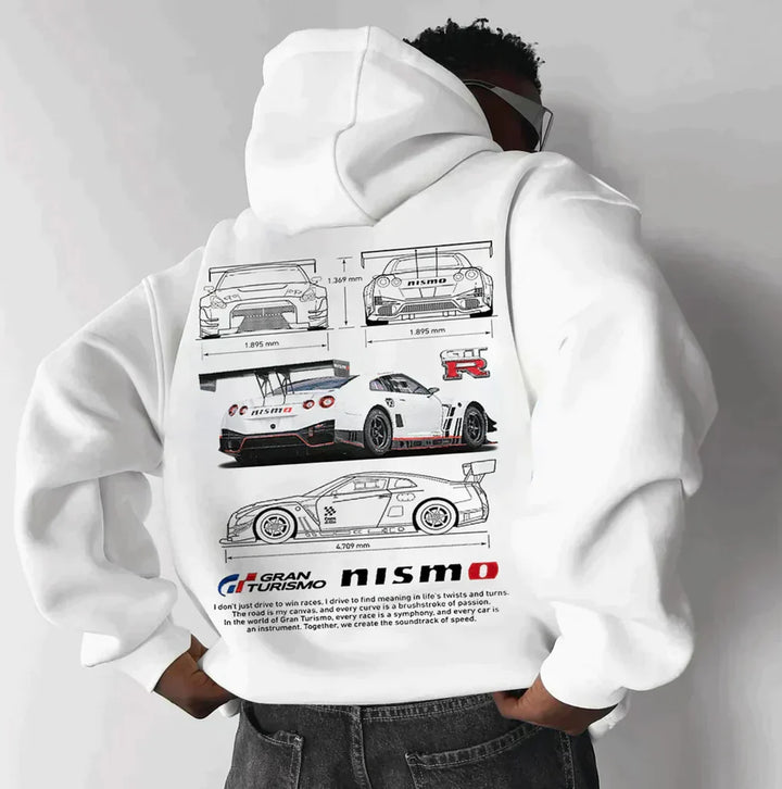 Mann trägt weißen Gran Turismo Nismo Hoodie mit Auto-Design, Rückansicht, Motorsport-Mode.
