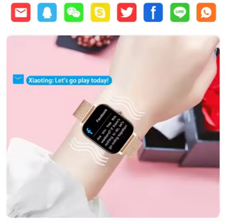 Smartwatch mit Benachrichtigung, goldfarbenes Armband, Social Media Icons, rosa Hintergrund.