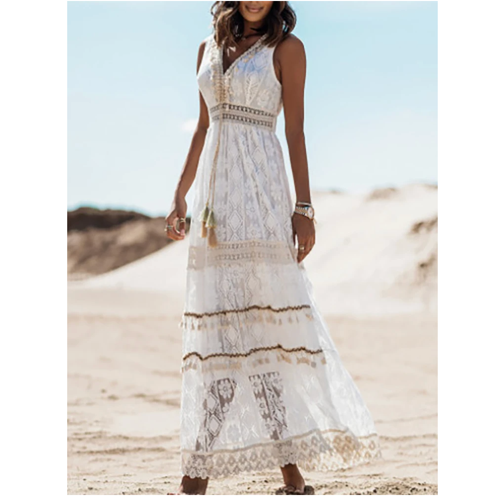 Frau in weißem Spitzenkleid am Strand, ärmellos, Boho-Stil, Sommermode, elegantes Design.