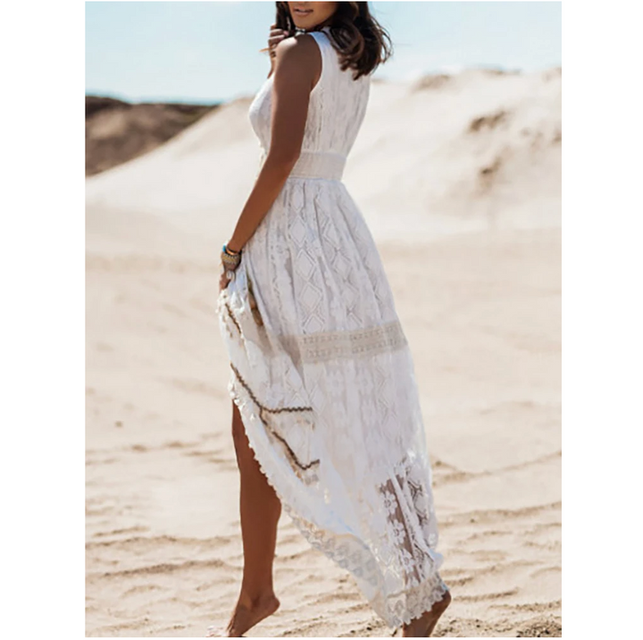 Frau im weißen Spitzenkleid am Strand, Sommermode, elegantes Maxikleid, Boho-Stil.