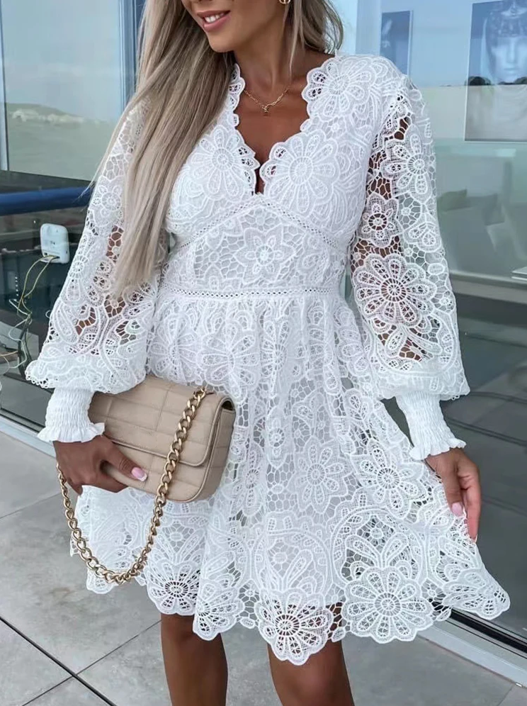 Frau in weißem Spitzenkleid mit beiger Handtasche, elegantes Sommeroutfit, Mode 2024.