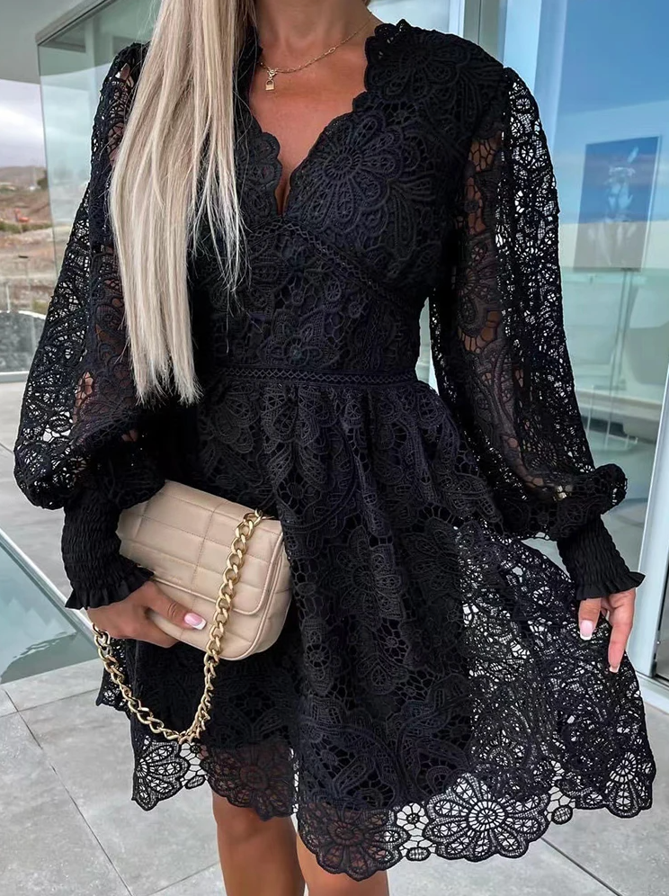 Frau in schwarzem Spitzenkleid mit beiger Handtasche, elegantes Outfit, Mode, Abendkleid.