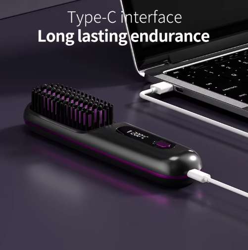 Kartáč položený před notebookem, nabíjený bílým kabelem s konektorem USB-C, nahoře anglický nápis o výdrži. 6