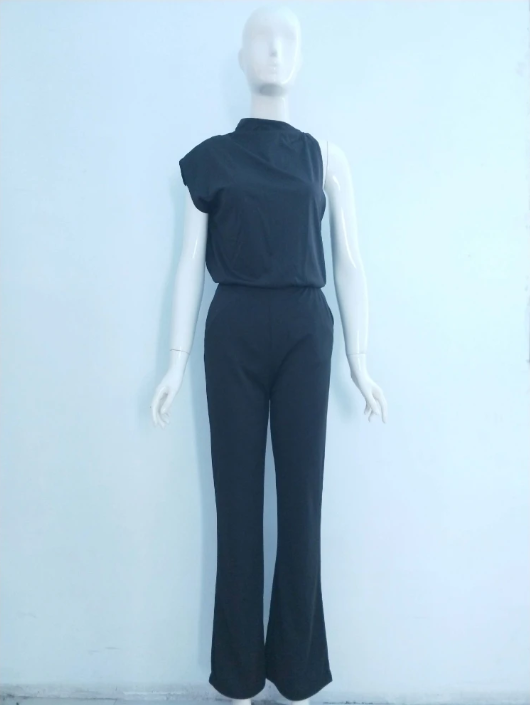 Schaufensterpuppe in schwarzem ärmellosen Jumpsuit, elegantes Design, Damenmode.