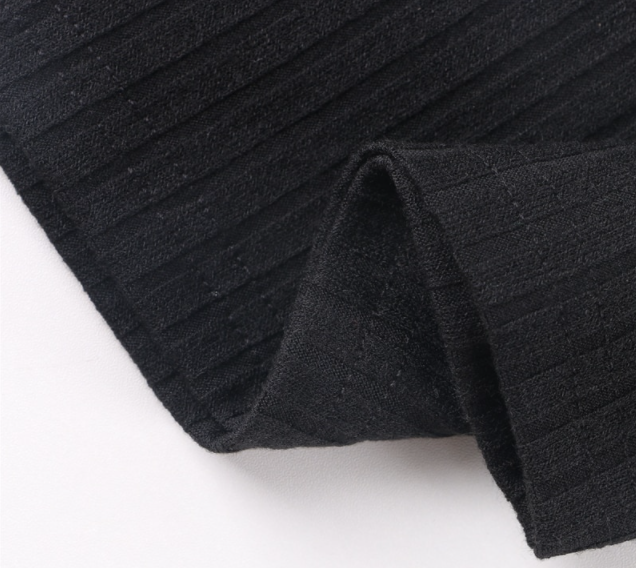 Schwarzer gerippter Stoff, Textilmaterial, Nahaufnahme, Textur, Mode, Bekleidungsdesign.