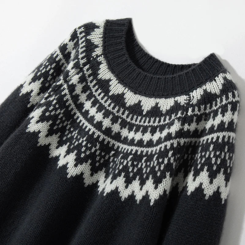 Schwarzer Norwegerpullover mit weißem Strickmuster, Wintermode, warme Kleidung.