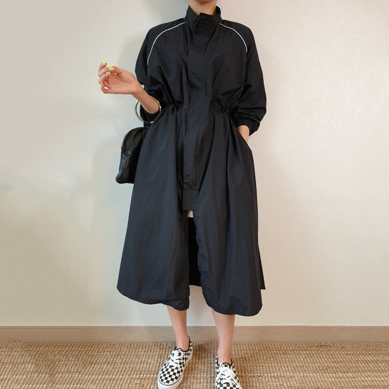 Damen Trenchcoat schwarz, lang, mit Kordelzug, modisch, elegant, Herbstmode, Streetwear.