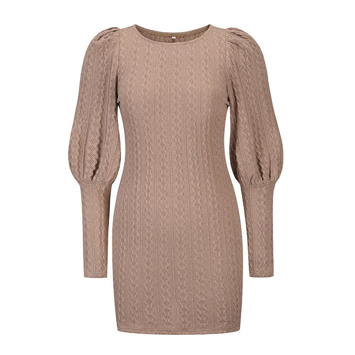 Beiges Strickkleid mit Puffärmeln, Damenmode, elegantes Design, Herbst-Winter-Kollektion.