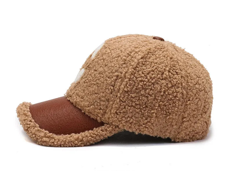Braune Baseballkappe aus Teddyfleece mit Leder-Visier, modisch und warm, Unisex-Design.