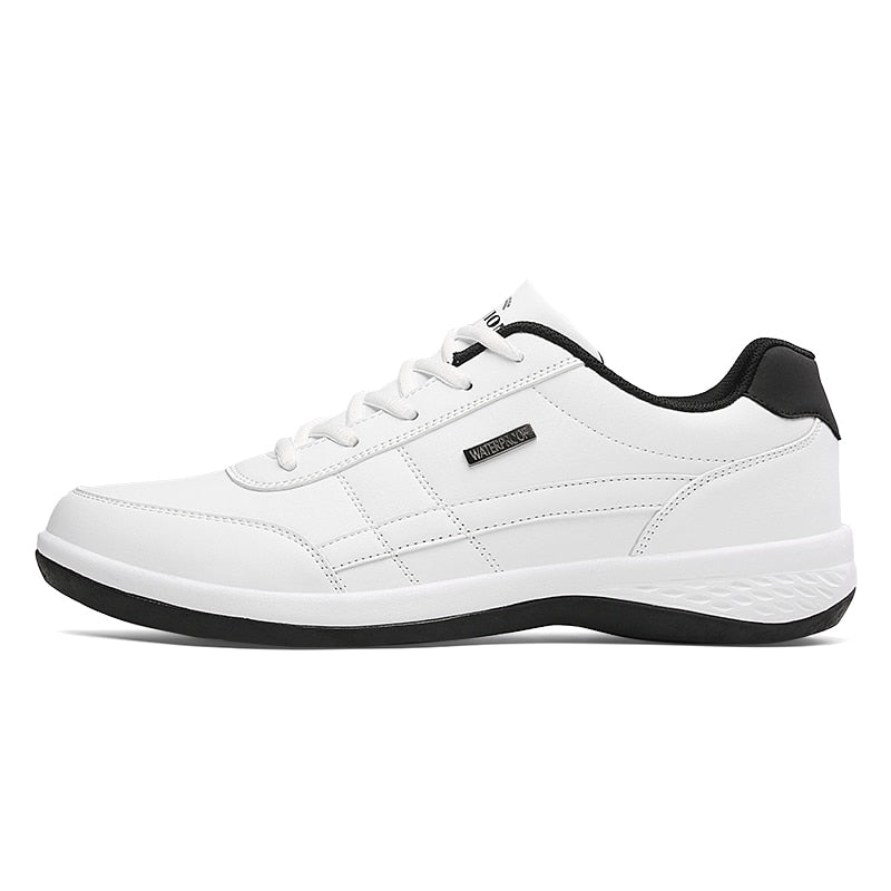 Weiße Sportschuhe aus Leder mit schwarzem Akzent, ideal für Herren, bequem und stilvoll.