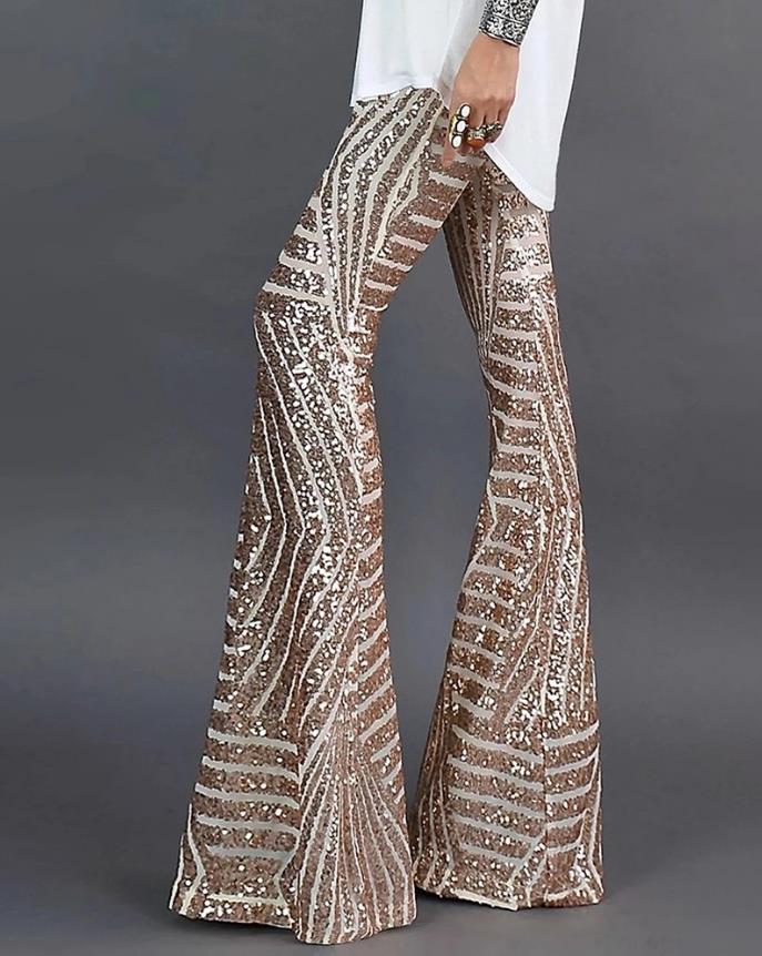Frau in glitzernder Schlaghose, gold-weiß, geometrisches Muster, modisch, elegant, Party-Outfit.