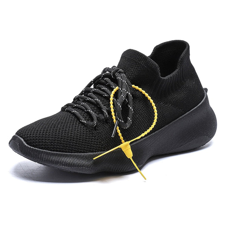 Schwarzer Sneaker mit gelbem Schnürsenkel, atmungsaktives Mesh, modischer Sportschuh.
